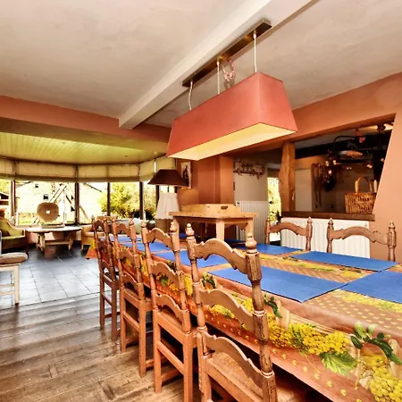 Hébergement de vacances Rustic House With Sunroom *